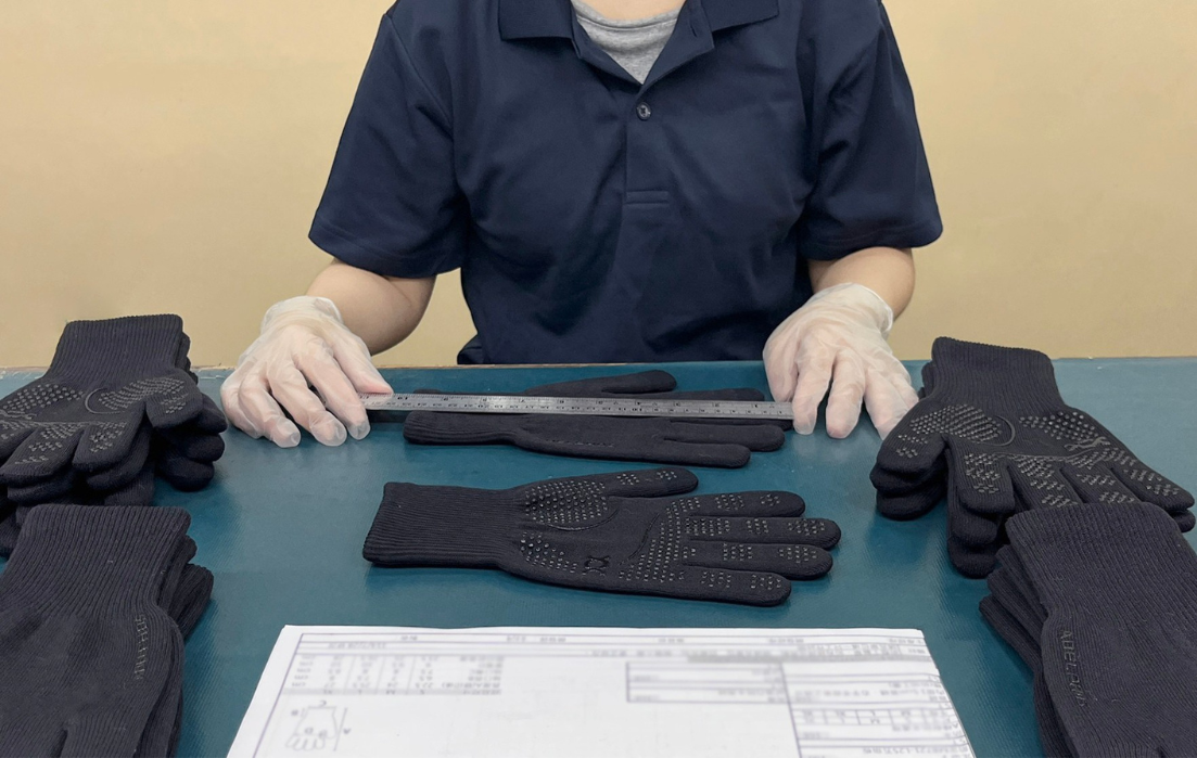 NUKU SOFTの製造工場で、一双ずつ寸法を確認する検品の様子