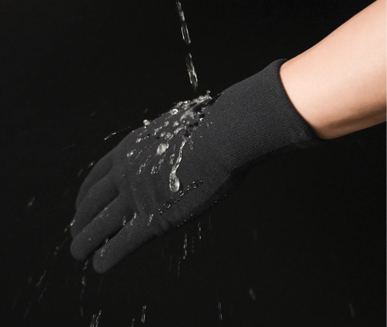 手首まで覆う長めのカフ